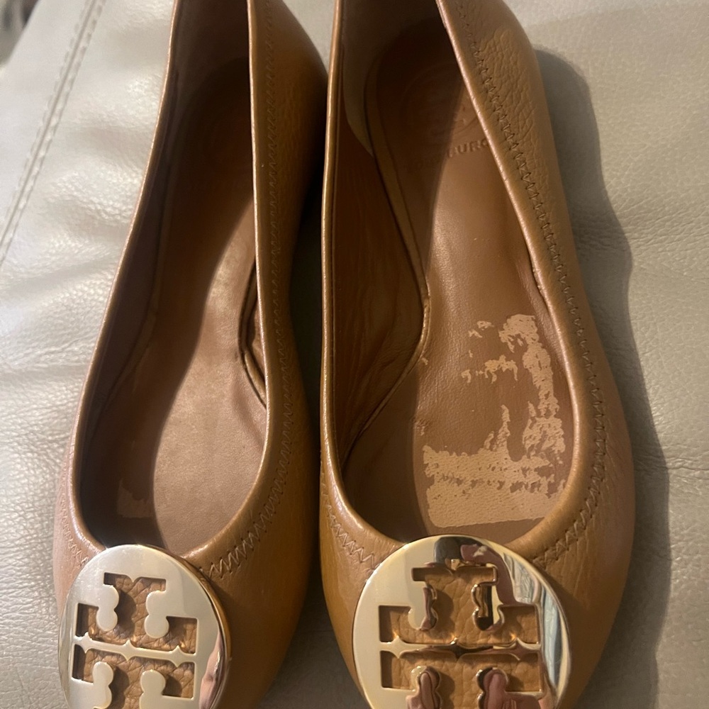 ❤️Tory Burch camel color flats worn 1 time. Size 4. - Picture 4 of 7